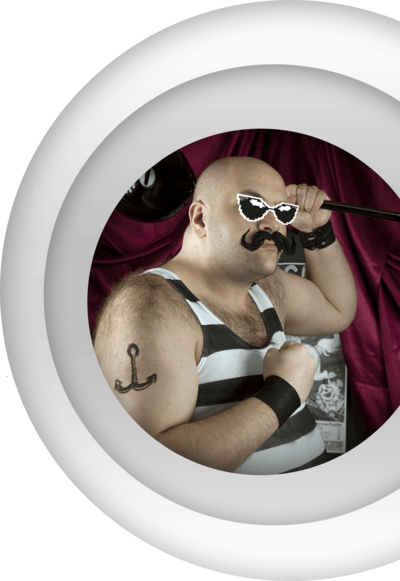 fülliger Mann im Tank-Top mit Sonnenbrille, falschem Schnauzer und aufgemaltem Anker-Tattoo